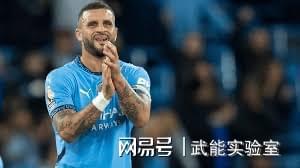 包含曼联打破进球荒，AC米兰球迷集体高唱助威的词条